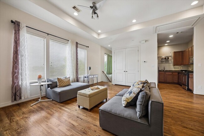 Building Photo - 3804 Center Plaza Dr