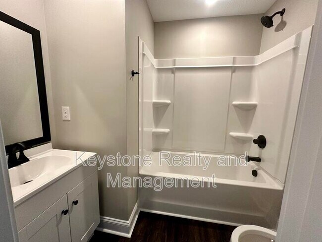 Building Photo - 114 Village Dr