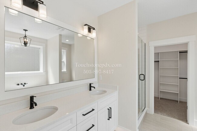 Building Photo - Stunning 3 BD, 2 BA Salem Home with Elegant Finishes!