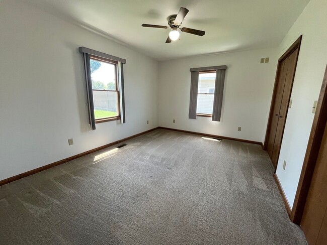 Building Photo - East Side 2 Bed/2 Bath w/ Bonus Room!