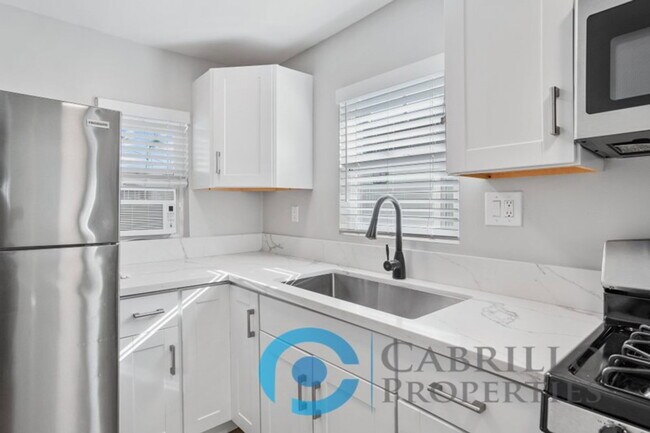 Building Photo - 4853 Mansfield St