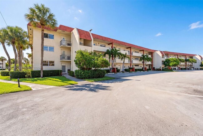 Building Photo - 681 S Hollybrook Dr