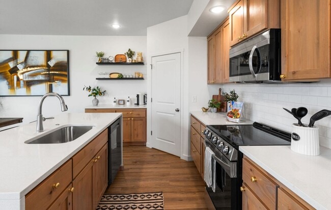 Building Photo - Free First Month Rent!