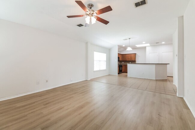 Building Photo - $1895  4 Bed/2 Bath/2 Garage  Ready for Move-in Home in Mustang Creek