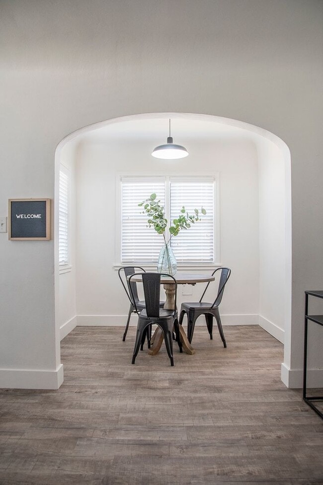 Building Photo - Darling 2 bedroom 1 Bath Exeter Charmer