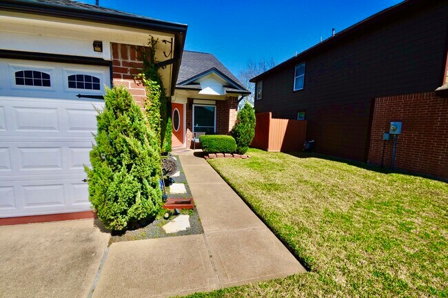 Building Photo - 3330 Beran Dr