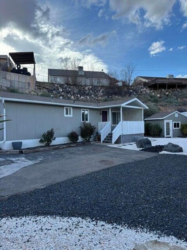 Building Photo - 2 Bed Home For Rent