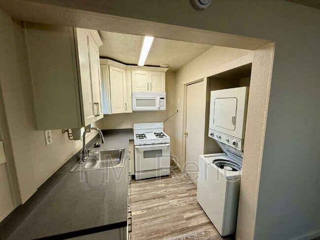 Building Photo - 1931 1/2 Valley Rd