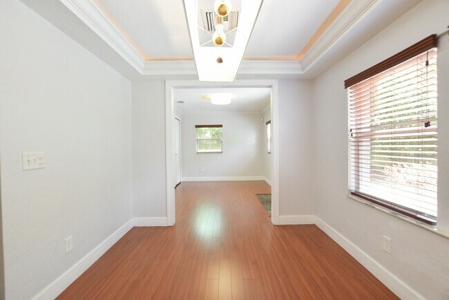 Building Photo - Charming 4/2 Colonial Town North Home with...