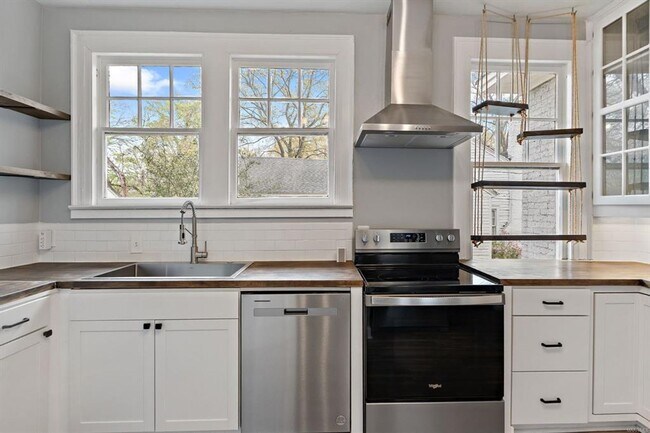 Building Photo - Home for rent in Cloverdale