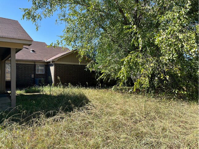 Building Photo - 6959 Tulip Trail Dr