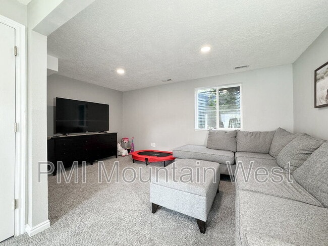 Building Photo - 484 E 900 N