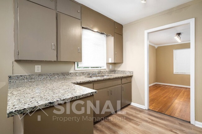 Building Photo - 1156 Skyline Dr