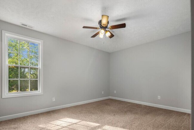 Building Photo - 4 Bedroom 2.5 Bath Home