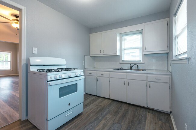 Building Photo - Beautiful 2 Bed 1 Bath in Quiet Area