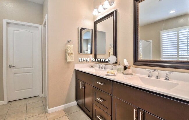 Building Photo - Spacious 3BR/2BA House Near Shopping & Dining