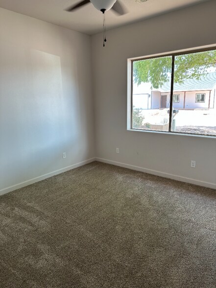 Building Photo - 1034 E Adams St