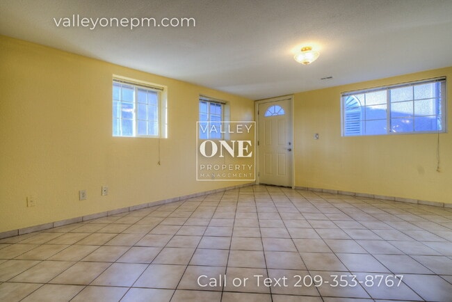 Building Photo - 1404 1/2 Teresa Street-