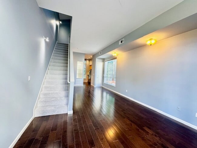 Building Photo - Wonderful Try-level condo near Pleasant Hill Bart-Iron Horse Ln. Walnut Creek