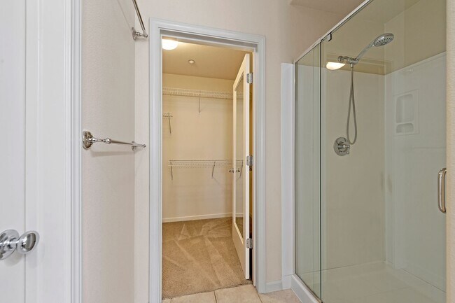 Building Photo - Spacious Tri-Level Home - Great Downtown S...