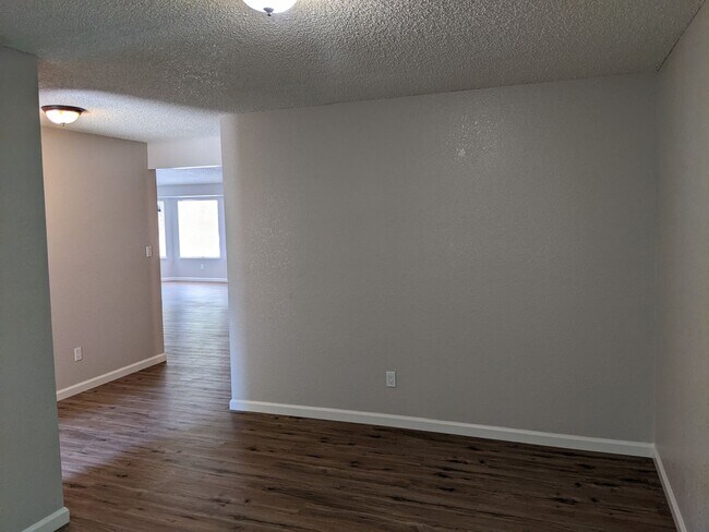 Building Photo - Nice 3 bedroom home, recently updated offe...