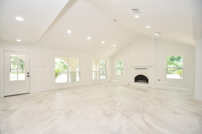 Building Photo - 6914 Evergreen St