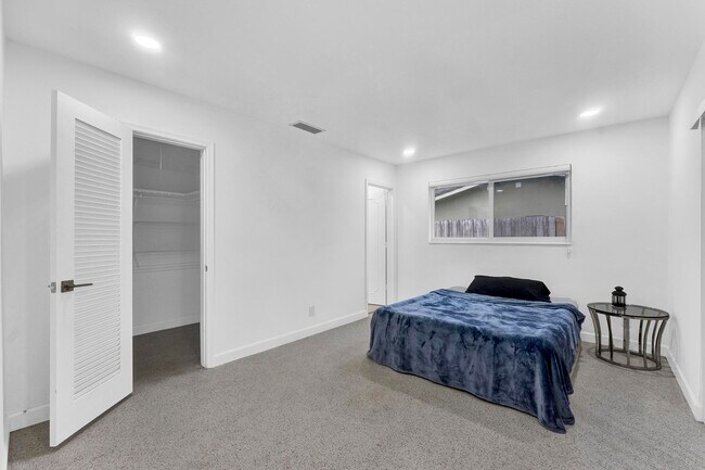 Building Photo - 5921 NE 15th Ave