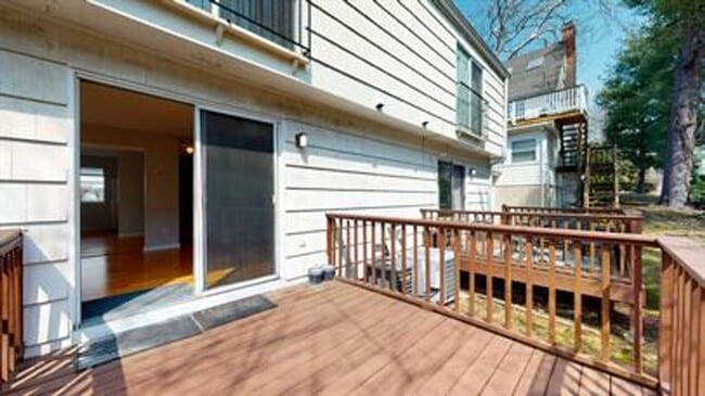 Building Photo - 2 Bedroom 2.5 Bath Townhouse