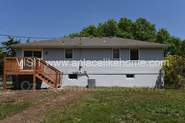 Building Photo - 1105 W Elm Terrace