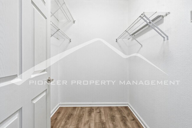 Building Photo - Spacious Condo with Washer/Dryer and Central AC