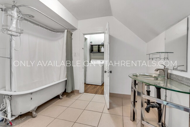 Building Photo - 1040 E 200 S