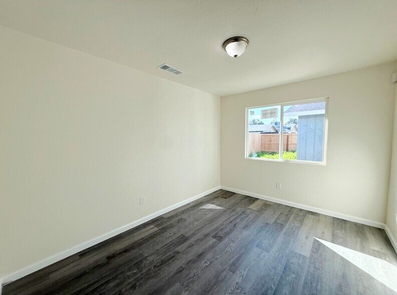 Building Photo - 1420 Lansing St