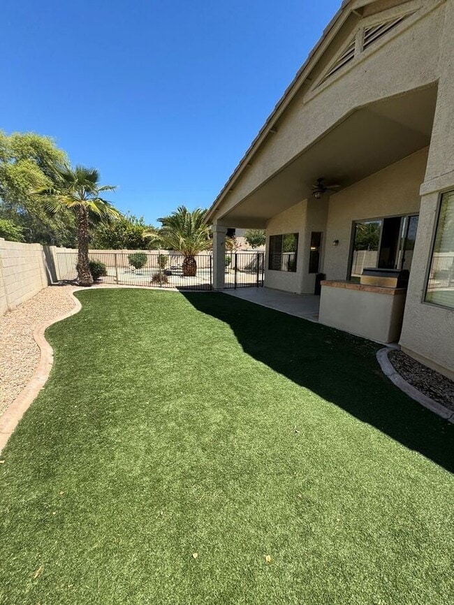 Building Photo - Beautiful 4 Bedroom Home with Private Pool