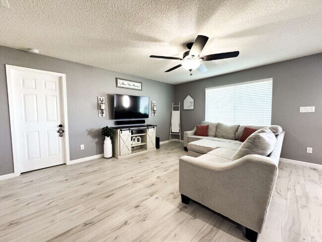 Building Photo - "Spacious 3 Beds, 2 baths Home with Inviti...