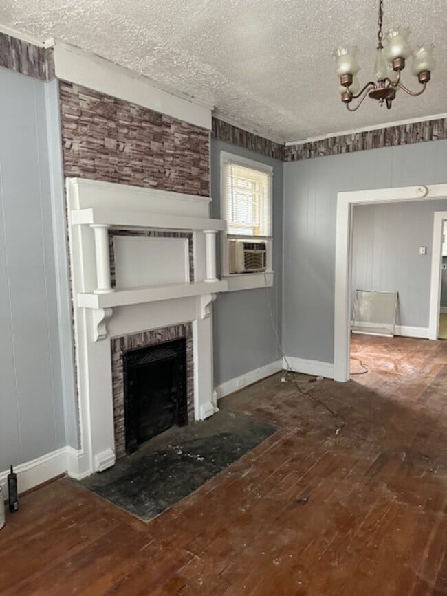 Building Photo - Discover the perfect blend of charm and convenience in this delightful 2-bedroom bungalow