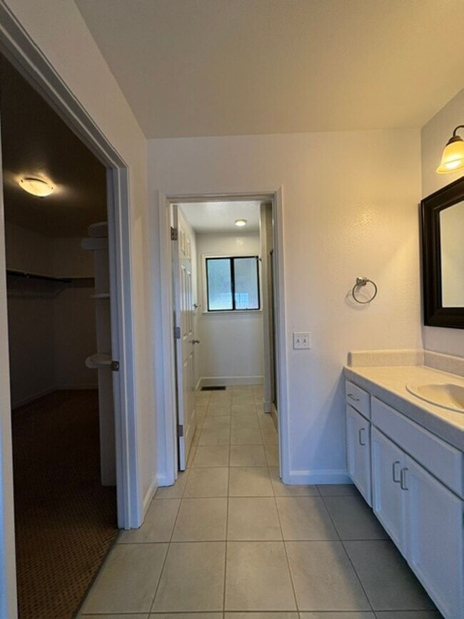 Building Photo - 12499 Incline Dr