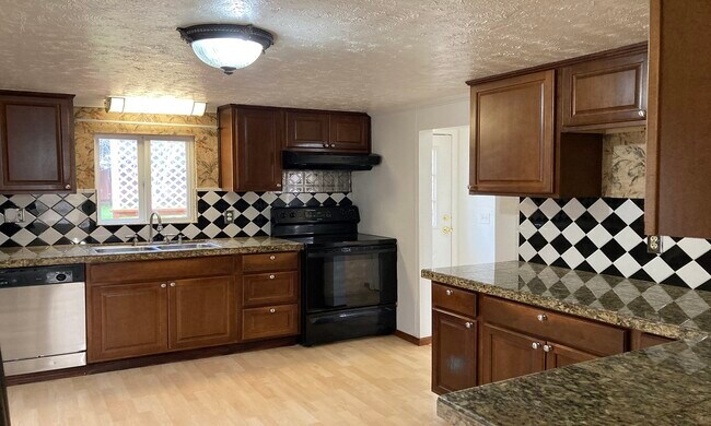 Building Photo - 7235 SE Clatsop St