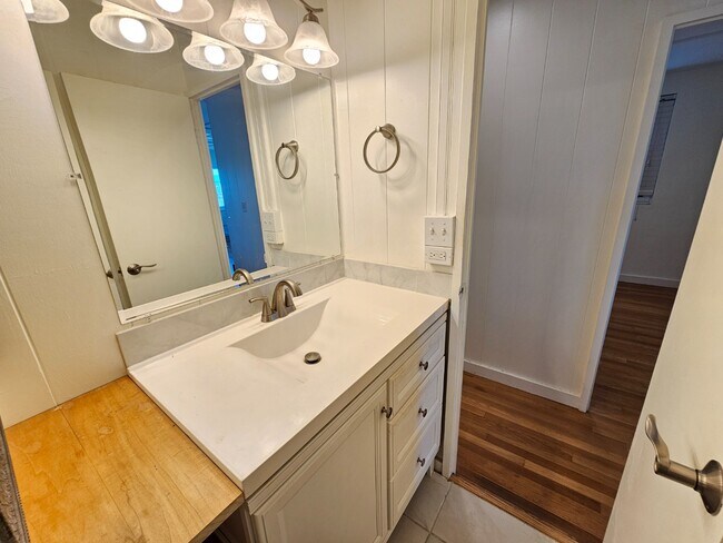 Building Photo - 3-Beds, 1.5-Bath Apartment with One tandem driveway parking space.