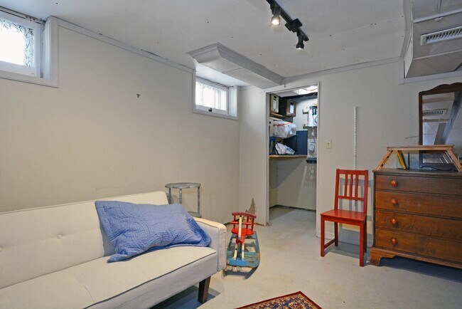 Building Photo - Cozy 2-Bed 2-Bath Home in St. Paul - Available Now!