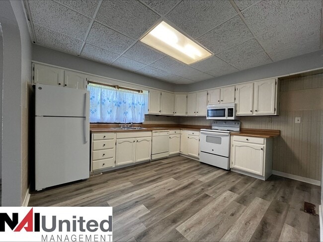 Building Photo - Two bedroom, One bathroom home for rent