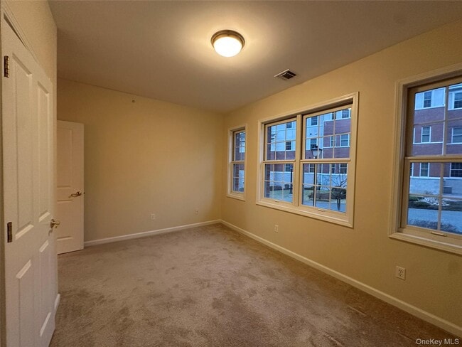 Building Photo - 75 Quaker Ave