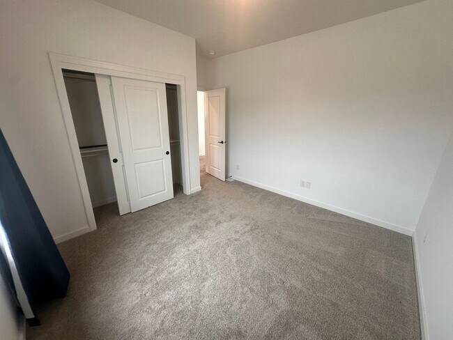 Building Photo - Home For Rent Papillion