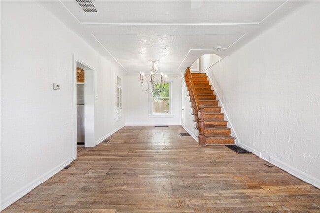 Building Photo - Charming 1-bedroom with office, 1-bathroom...