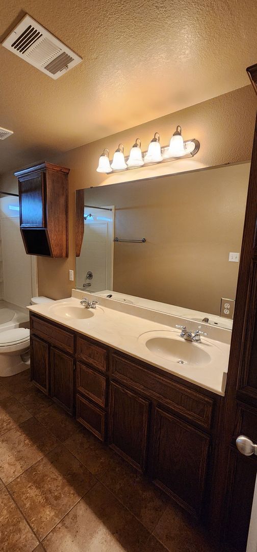 Building Photo - Beautiful 3 Bed, 2 Bath Duplex in Clear Creek Area - Viewable Now