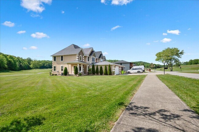Building Photo - 200 Crooked Creek Dr