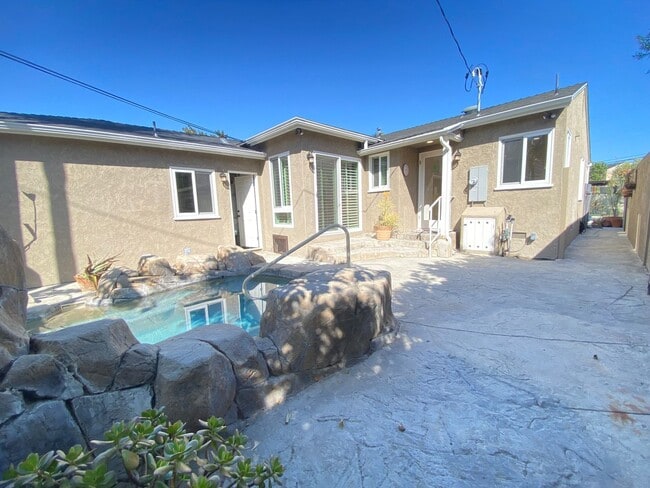 Building Photo - Beautifully Remodeled 3 Bedroom Naples Hou...