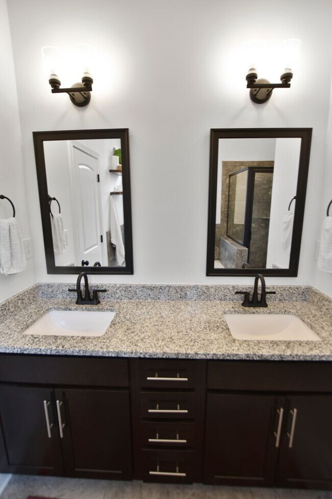 Building Photo - Pet Friendly Three Bedroom with Bonus!