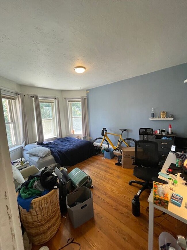 Building Photo - Don't miss out on this 3 bed 1 bath