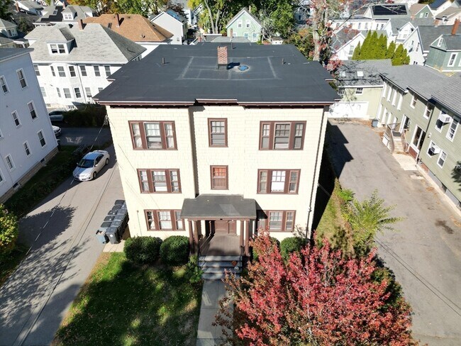 Building Photo - 106 Kenoza Ave