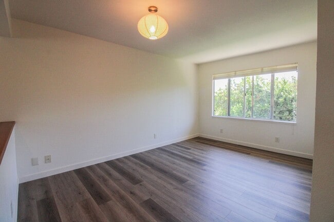 Building Photo - 298 Country Club Dr
